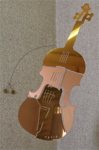 バイオリンのモビール：銅色：吊る下げ状態：拡大画像はクリック！