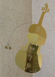 バイオリンのモビール：ゴールド：壁掛けタイプ：吊る下げ状態：拡大画像はクリック！